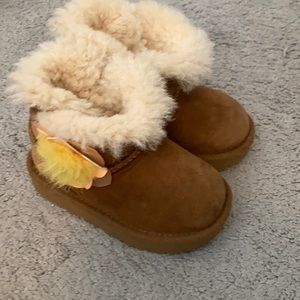 Girls Ugg boots very gently used like new!
